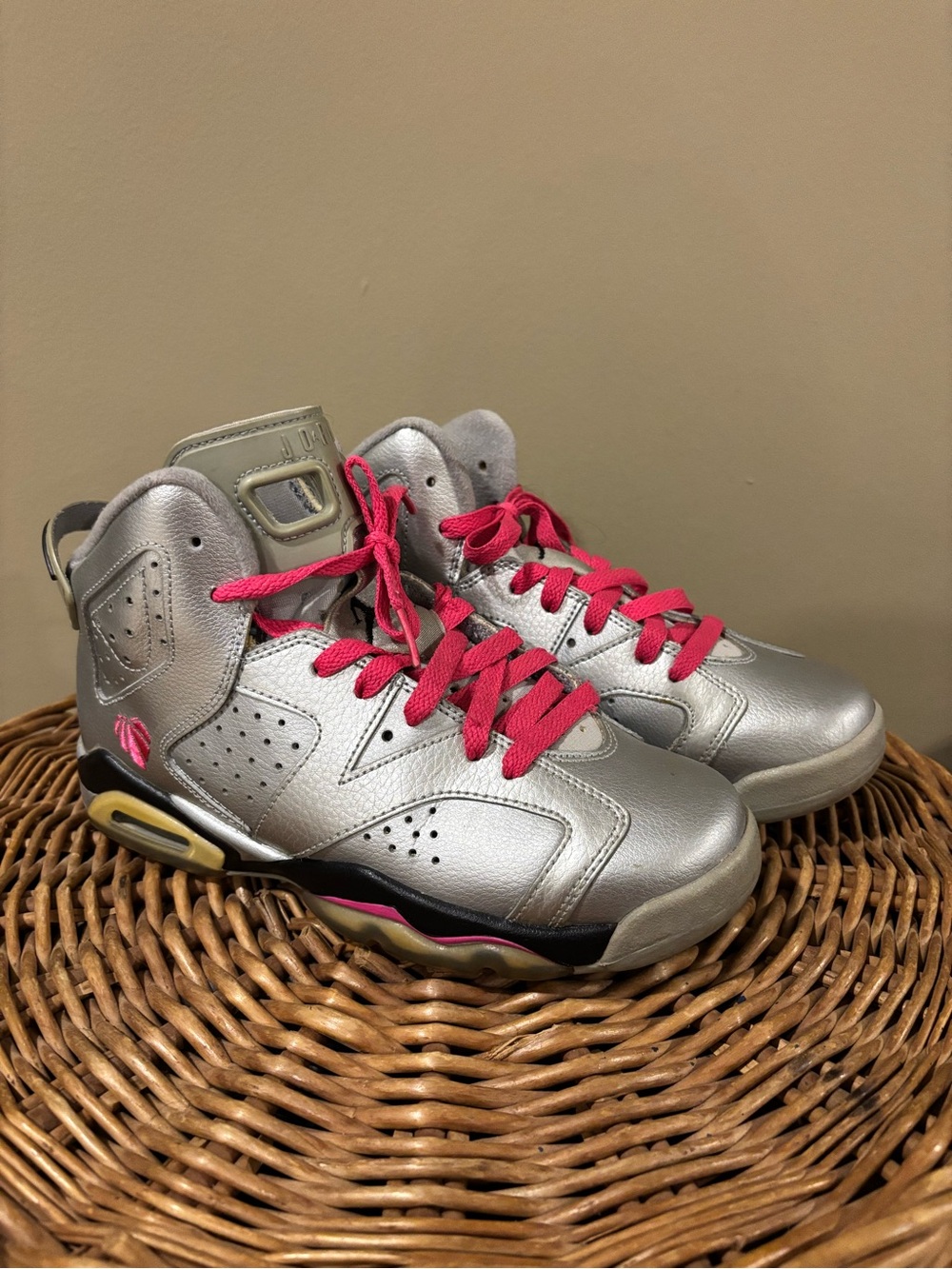 Valentines Day Jordan Retro 6 Size 5.5 Youth
